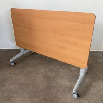 Table Steelcase rabattable sur roulettes d’occasion